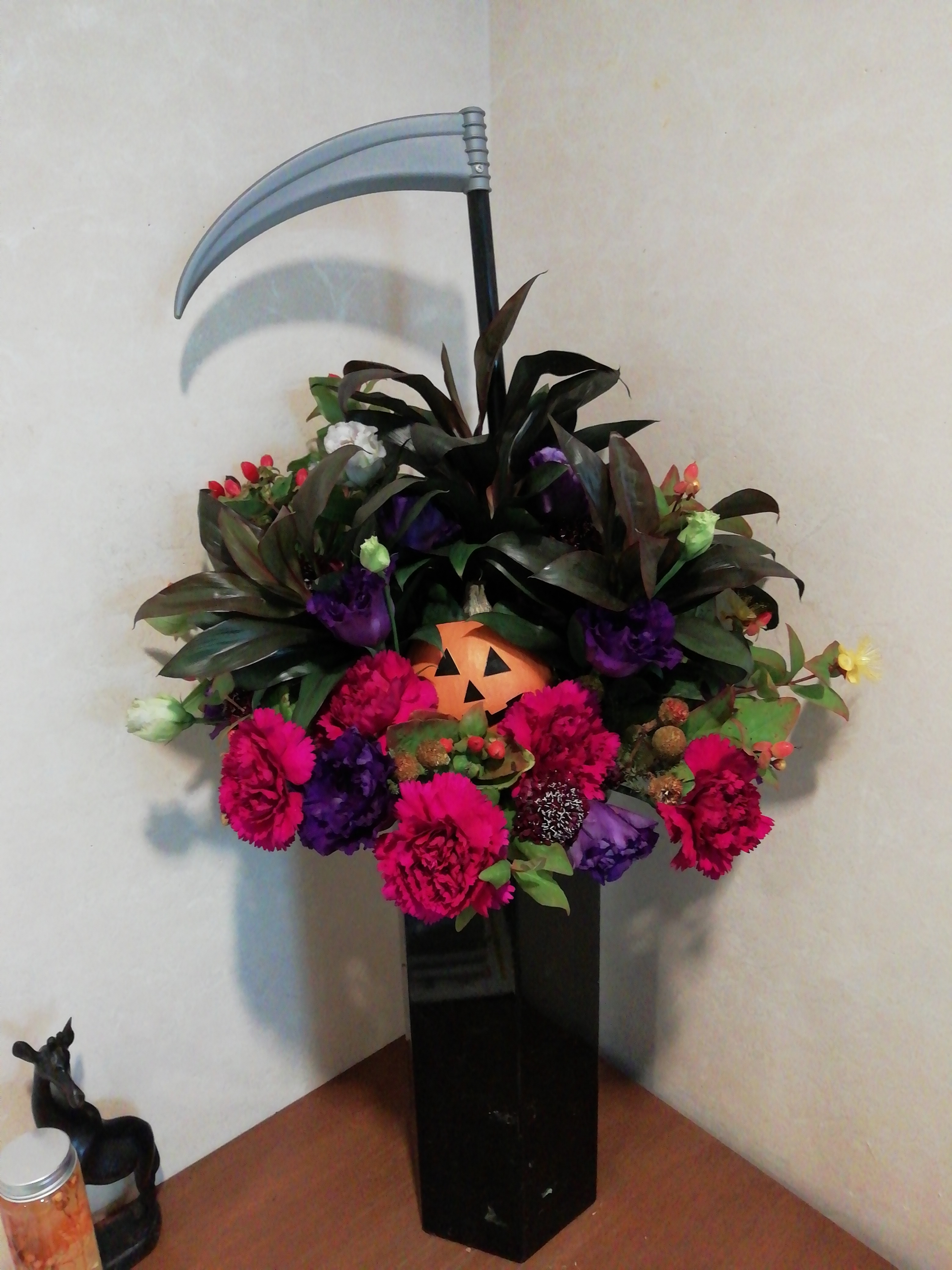 Halloween
    </div>
    <!--//blogArea-->
    <p class=